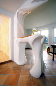 Anael Holdack Raumgestaltung Raumteilersegment, Küche/Essraum, mit integrierter, verdeckter Beleuchtung und Esche Massivholzplatte.
