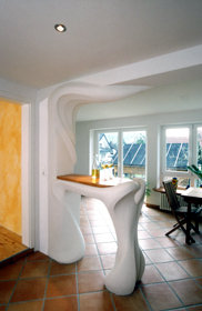 Anael Holdack Raumgestaltung Raumteilersegment, K�che/Essraum, mit integrierter, verdeckter Beleuchtung und Esche Massivholzplatte.